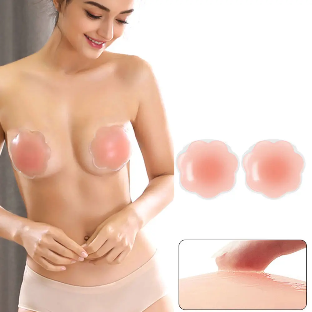 Set de dos cubre pezón de silicona en forma de flor color piel. La modelo los usa sobre el pecho sin sujetador. Se observan las dos unidades sueltas y un detalle de la textura adhesiva.