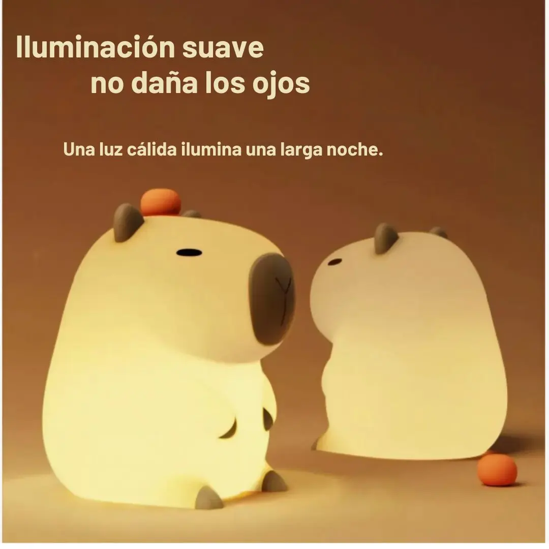 Dos lámparas infantiles de silicona suave en forma de capibara color crema, con luz cálida encendida, detalles oscuros en cara y patas y yuzu superior.