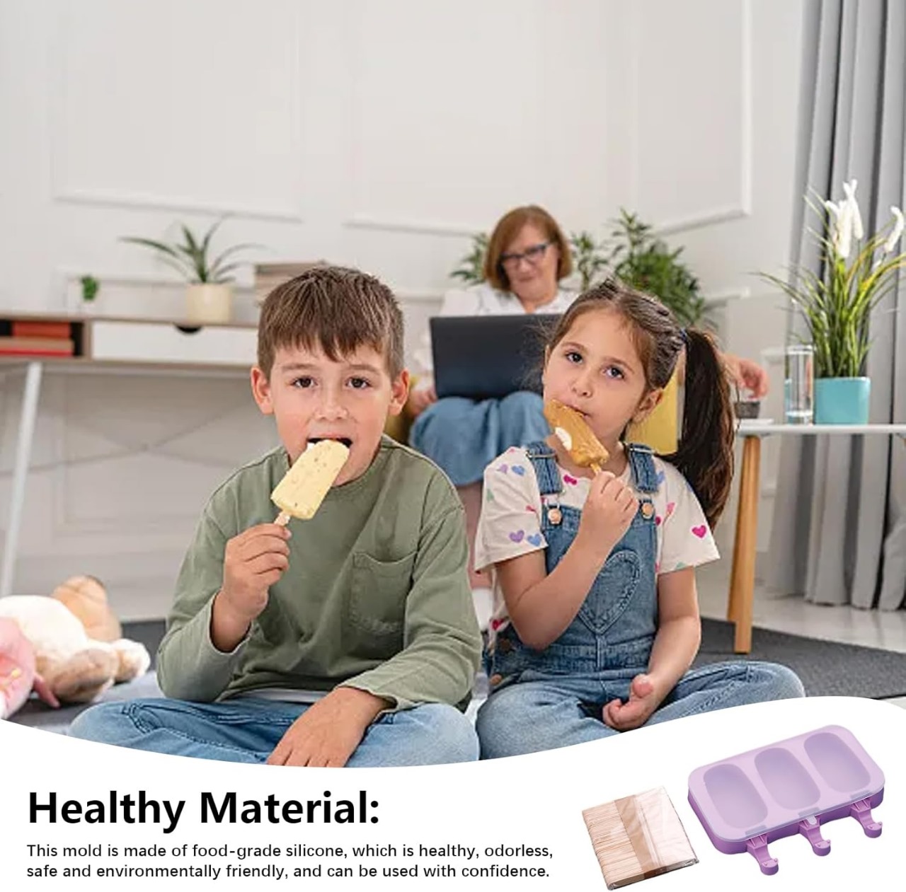 Niños comiendo paletas de helado caseras. A la derecha, molde de silicona morado para tres helados con tapa y paquete de palos de madera para helados.