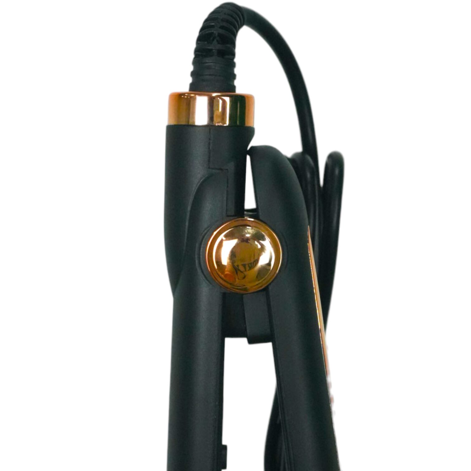 Plancha alisadora Remington RE-18 negra con detalles dorados, vista de cerca del botón y cable.