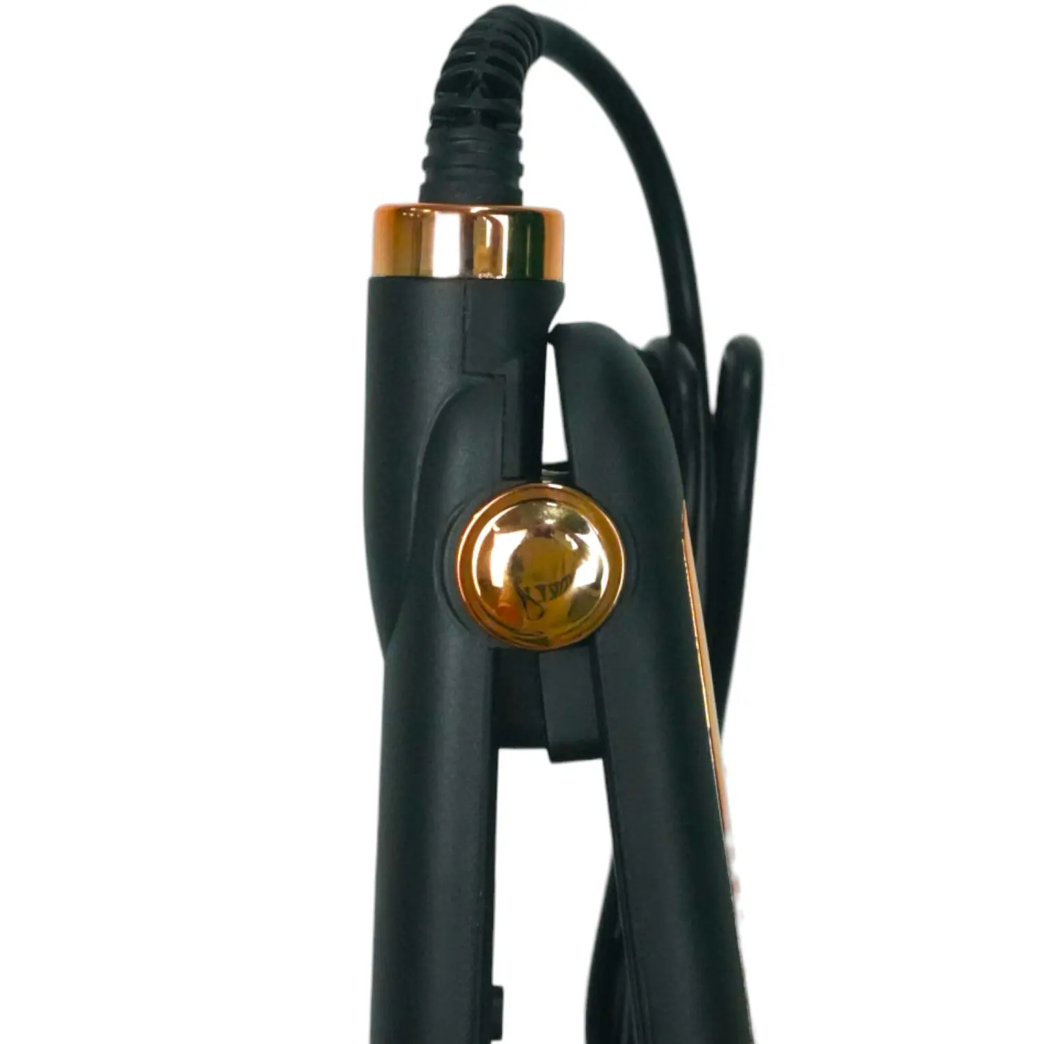 Plancha alisadora Remington RE-18 negra con detalles dorados, vista de cerca del botón y cable.