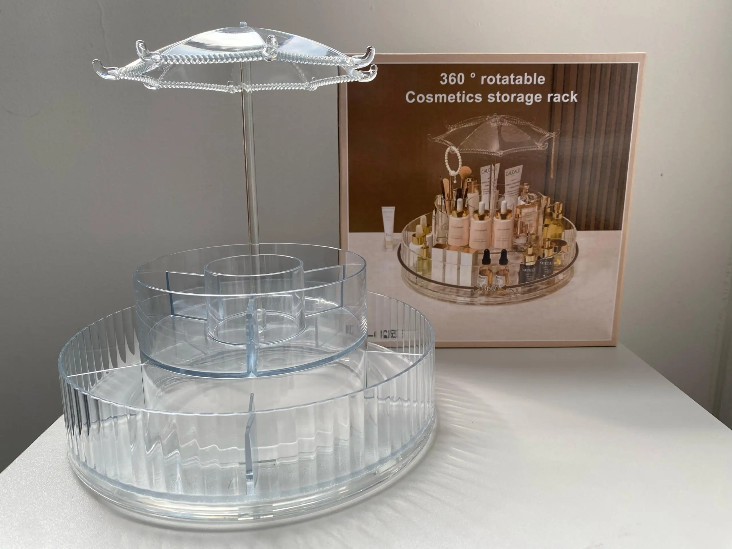 Organizador de maquillaje acrílico transparente giratorio 360 grados con múltiples compartimentos y diseño de paraguas.