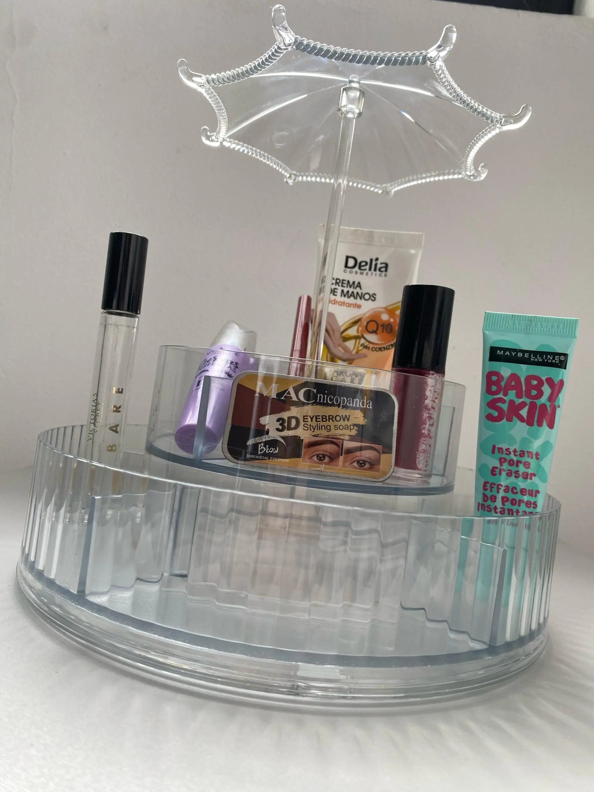 Organizador de maquillaje giratorio 360 transparente con cosméticos: labial, crema y más.