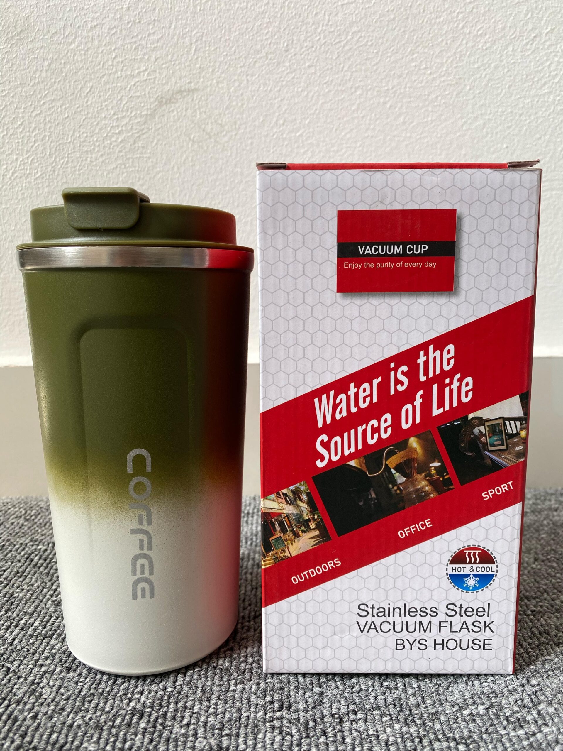 Vaso termo de acero inoxidable verde con degradado blanco y texto "Coffee". Caja con diseño hexagonal y lema "Water is the Source of Life".