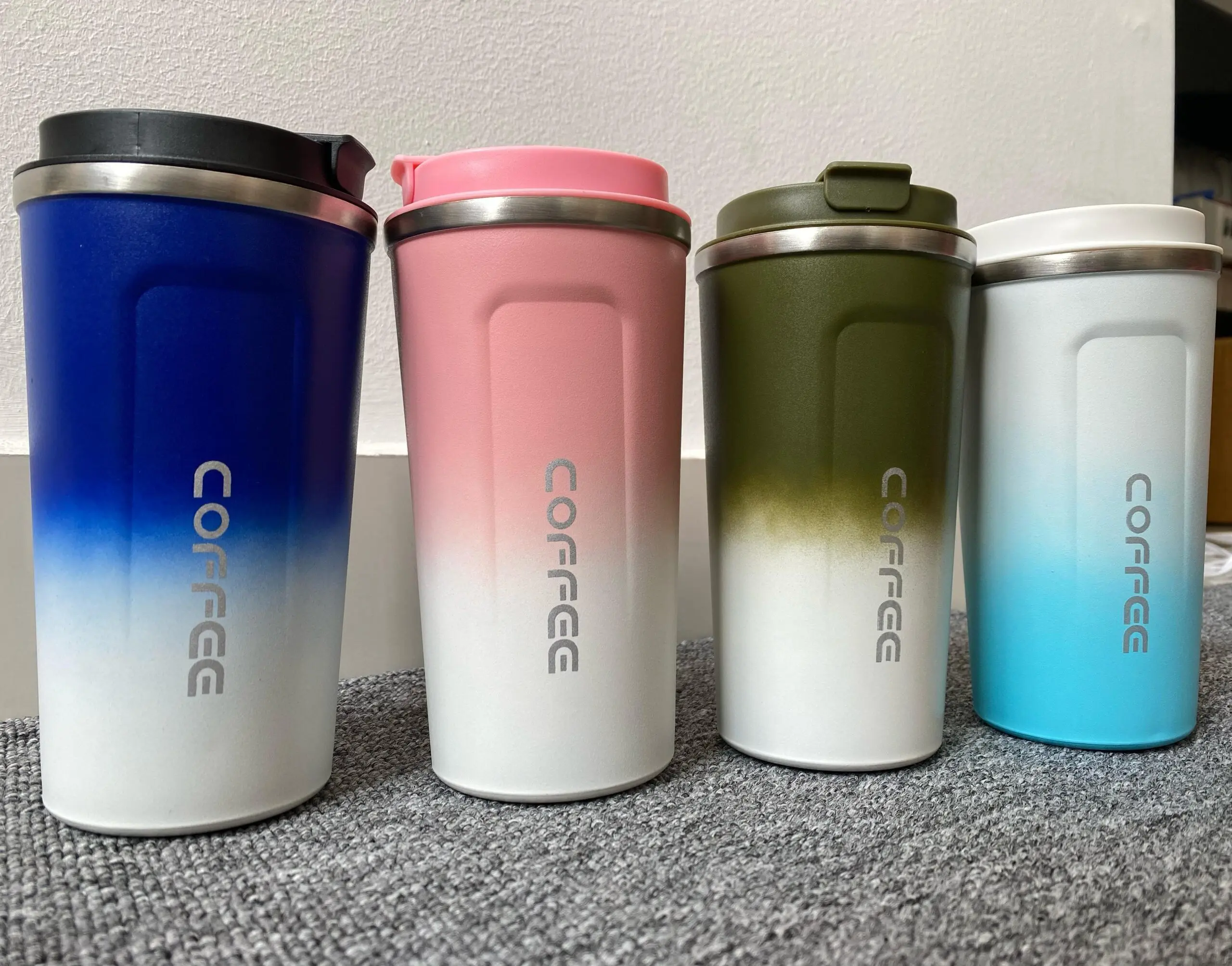 Set de 4 vasos térmicos para bebidas con degradado de color y tapa.