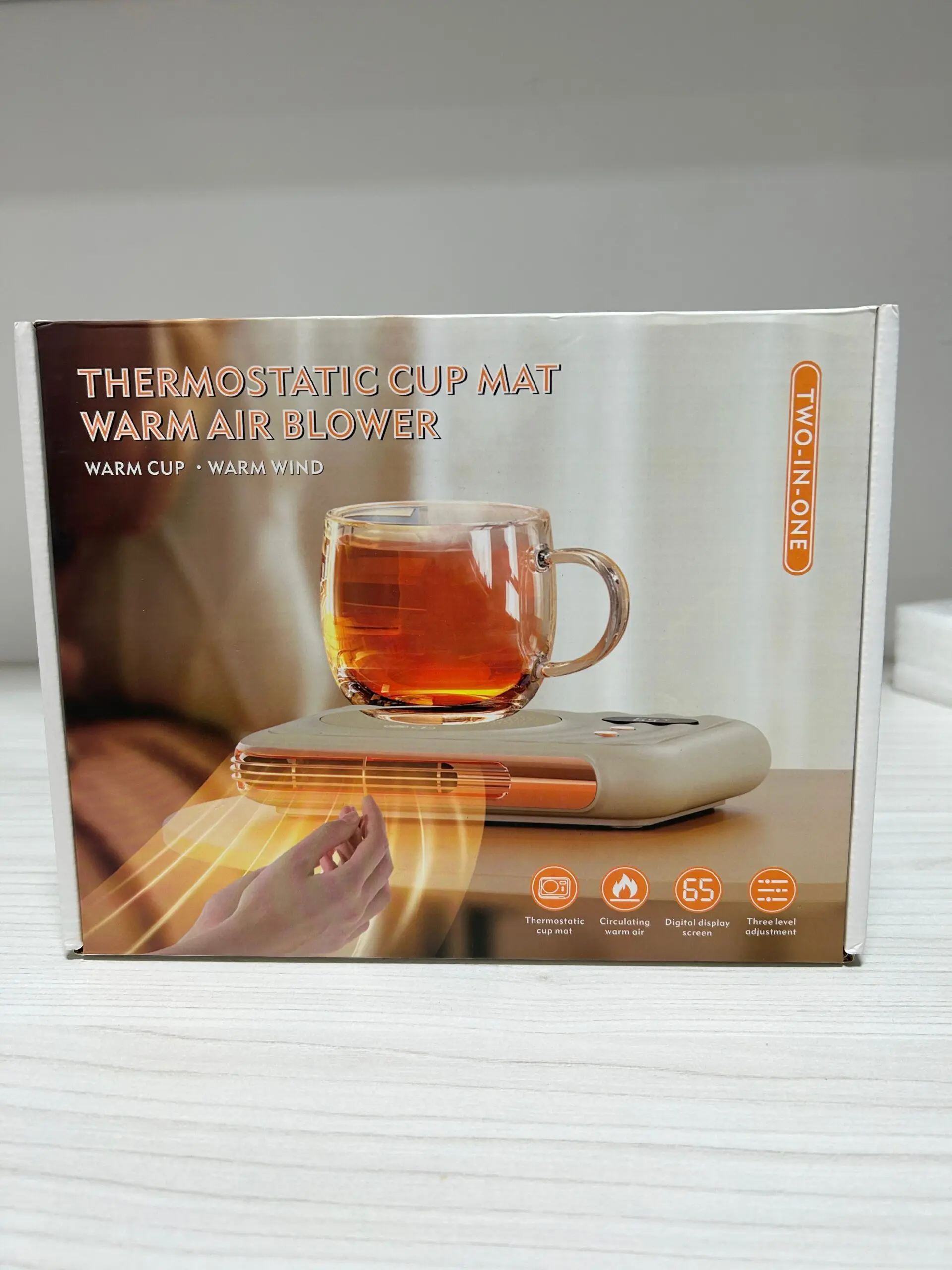 Calentador de tazas eléctrico 2 en 1 con calefactor de aire, pantalla digital y ajuste de tres niveles.