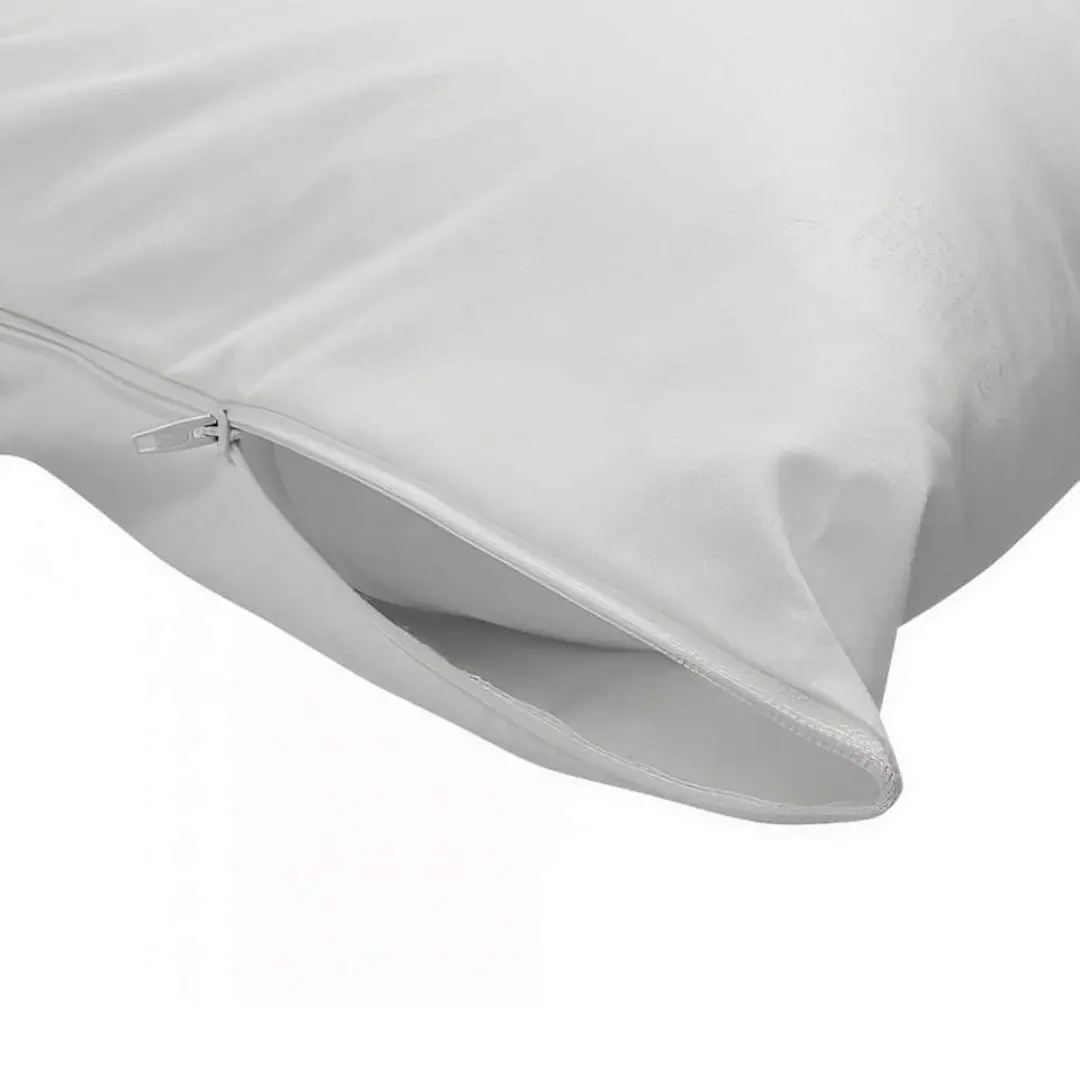 Almohada hotelera blanca 40x60 cm con cierre, detalle de tela y costuras.