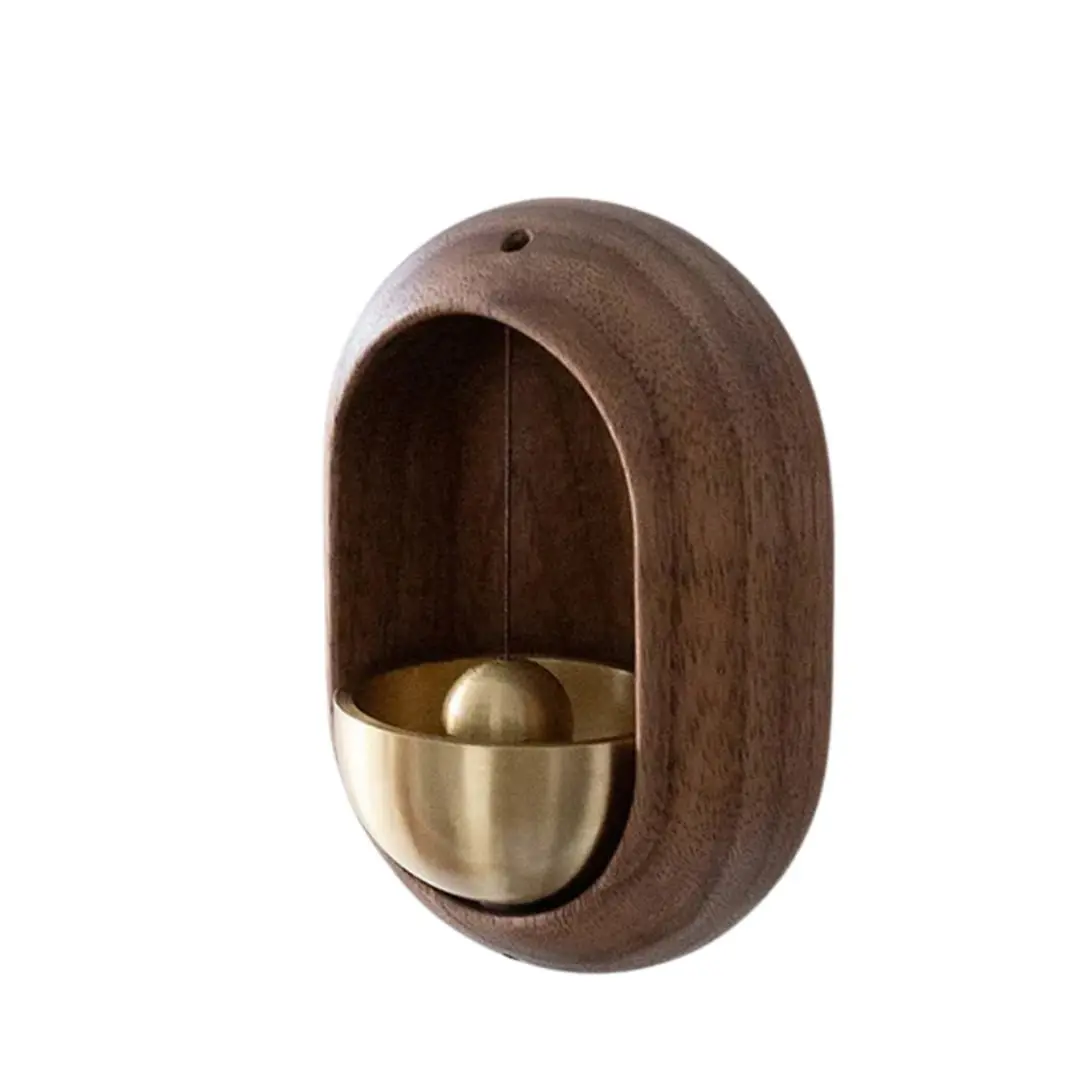 Timbre de madera oscura con campana dorada, diseño ovalado vintage para colgar.