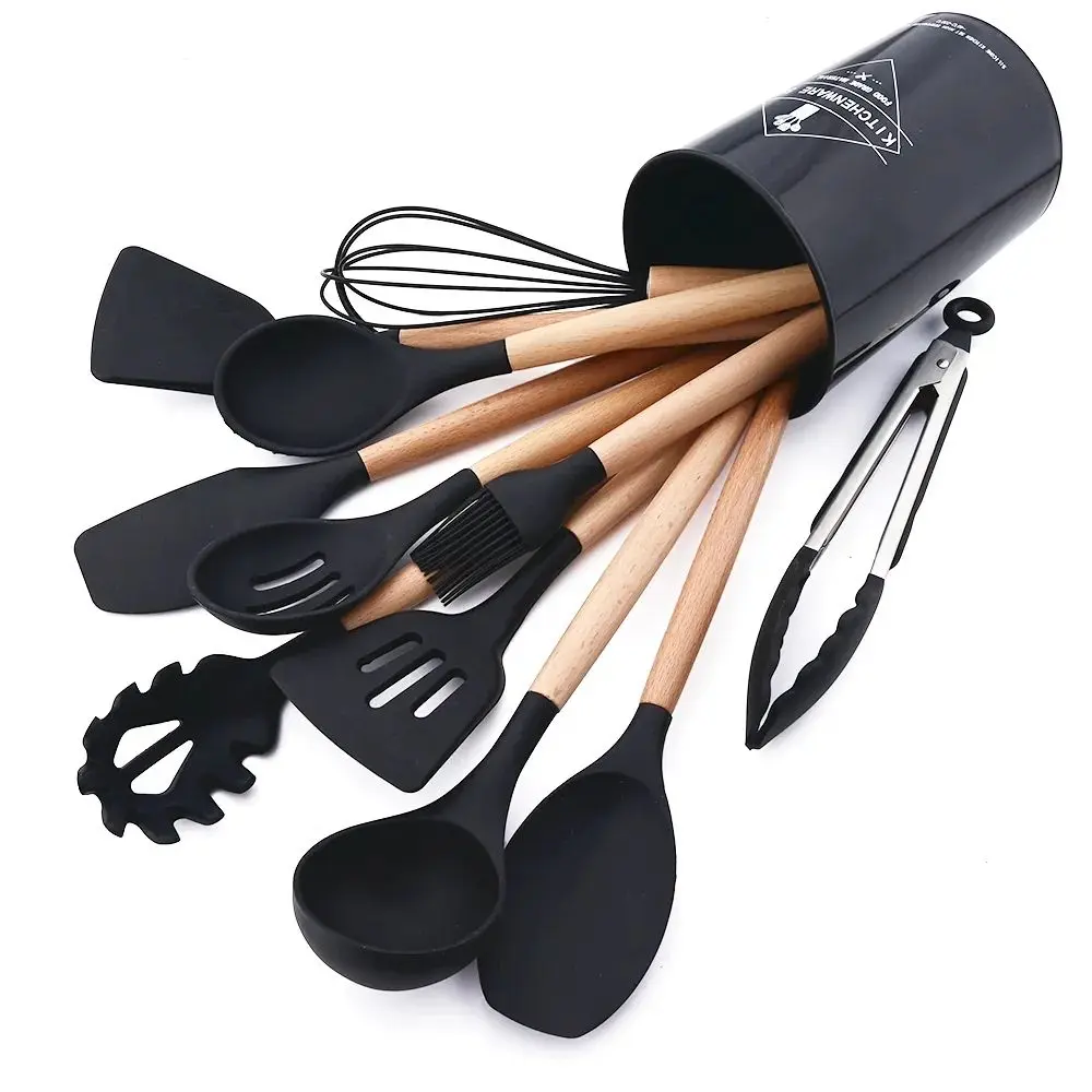Set de 12 utensilios de cocina con mangos de madera y cabezales de silicona negra, organizados en un recipiente cilíndrico a juego con pinzas metálicas.
