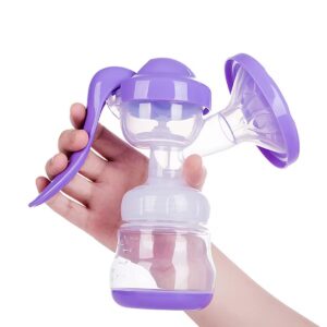 Extractor de leche manual morado de silicona, cómodo y ergonómico, sostenido en mano.