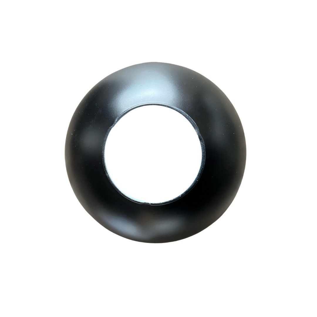 Lámpara de escritorio flexible, base redonda negra mate, pantalla cónica con apertura circular.