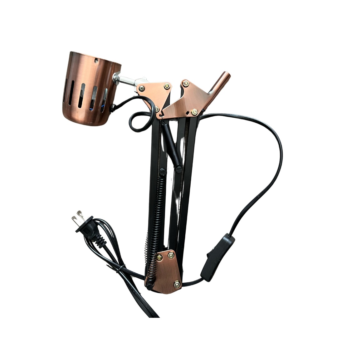 Lámpara de escritorio flexible cobre y negro con brazo articulado y enchufe.