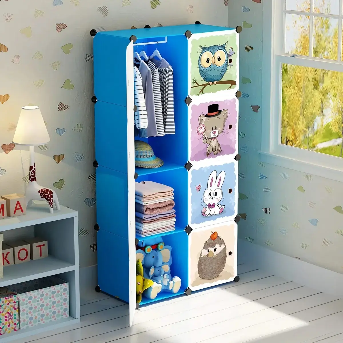 Armario organizador azul de plástico para ropa infantil con divertidos dibujos de animales en las puertas.