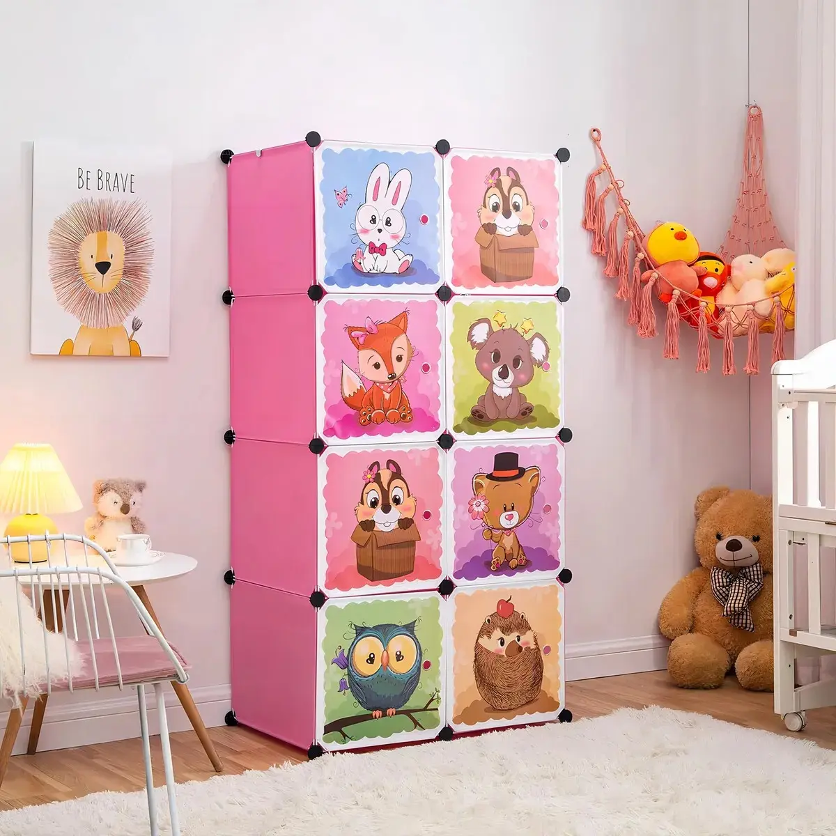 Armario organizador rosa para ropa infantil con compartimentos decorados con animales: conejo, ardilla, zorro, oso, búho y erizo.