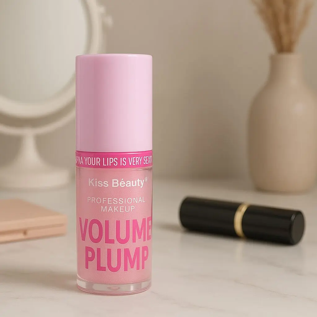 Voluminizador de labios Kiss Beauty rosa, con tapa fucsia, sobre fondo claro con labial negro al fondo.