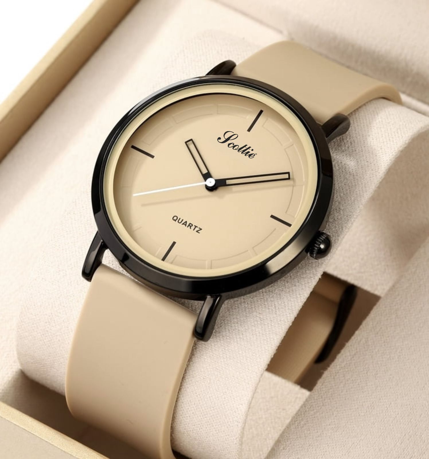 Reloj Scottie 2050 con correa de silicona color beige y esfera crema, diseño minimalista.