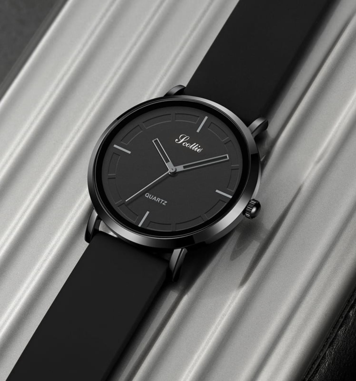 Reloj Scottie 2050 sumergible de silicona negra, diseño minimalista, fondo negro y manecillas plateadas.