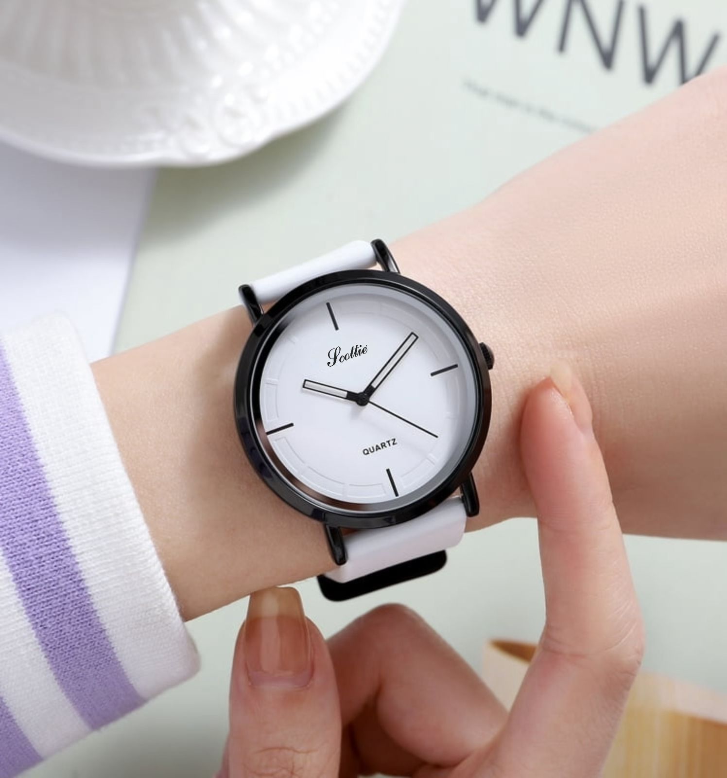 Reloj Scottie 2050 sumergible con correa de silicona blanca, esfera minimalista y detalle "Quartz".