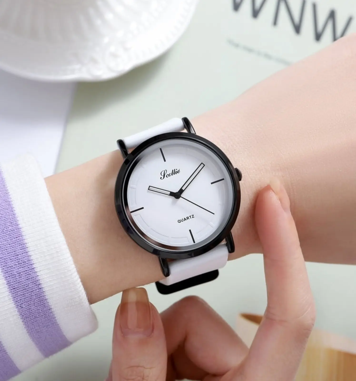 Reloj Scottie 2050 sumergible con correa de silicona blanca, esfera minimalista y detalle "Quartz".