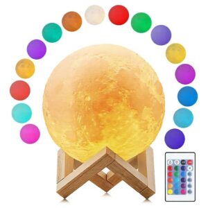 Lámpara LED con forma de luna realista de 15 cm sobre base de madera, incluye control remoto y 16 colores ajustables mostrados en círculo decorativo.