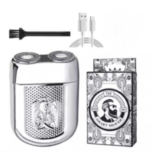 Mini afeitadora eléctrica plateada con dos cabezales, cepillo y cable USB-C, junto a su caja con diseño vintage.