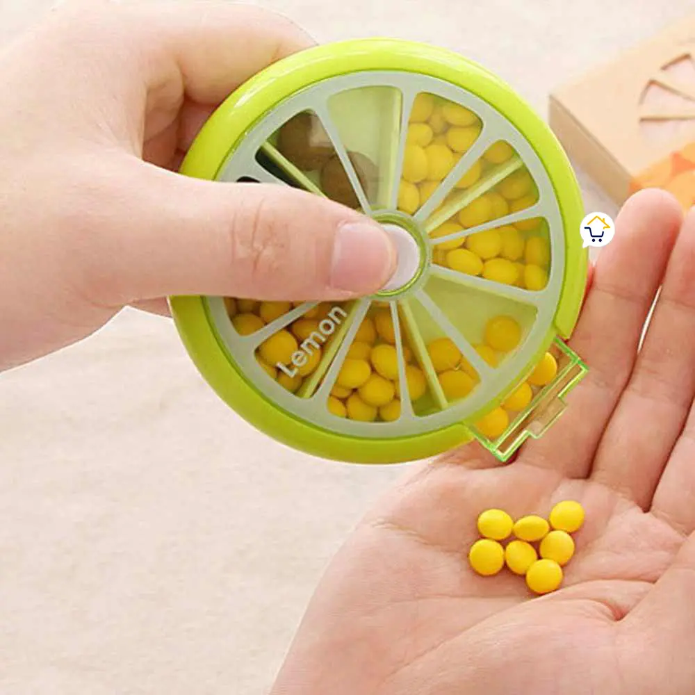 Pastillero semanal en forma de limón con compartimentos para píldoras, sujeto por una mano.