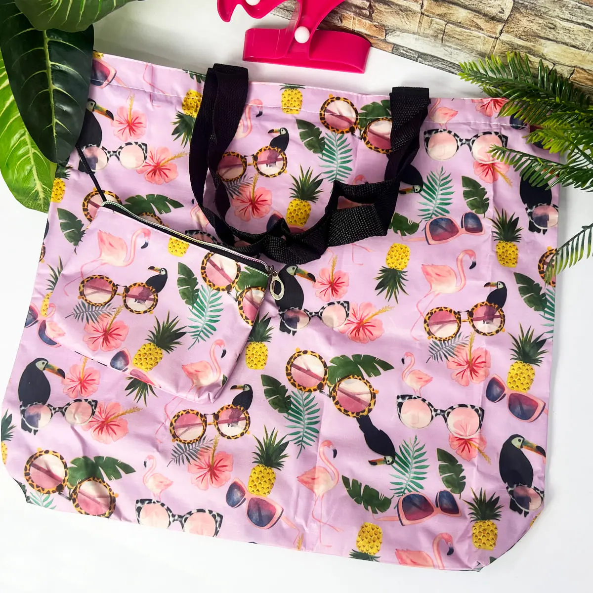 Set x2 bolsas reutilizables plegables con diseño de flamencos, tucanes y gafas de sol sobre fondo lila.