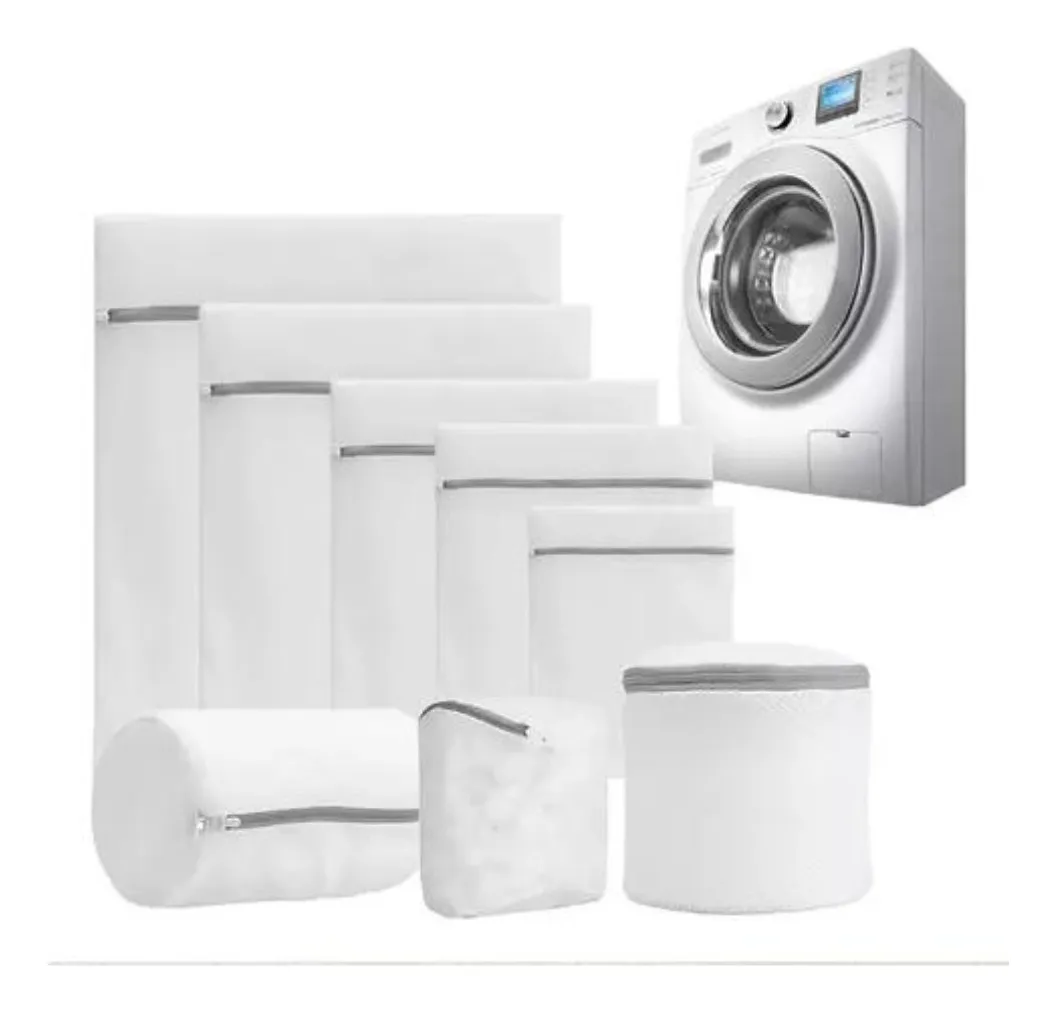 Set de bolsas de malla blanca para lavar ropa en diversos tamaños y formas, con cierres grises, mostradas junto a una lavadora de carga frontal.