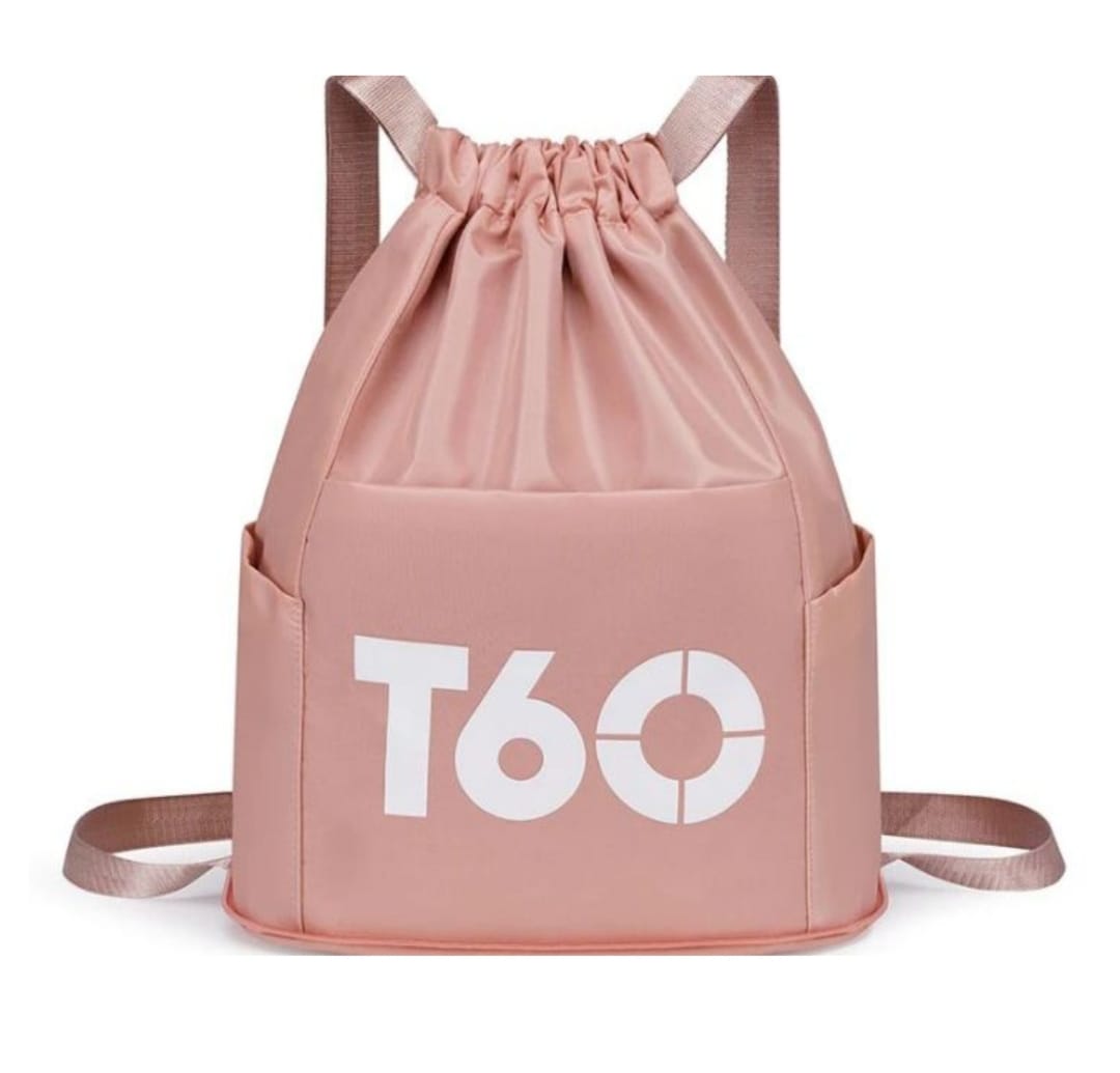 Mochila deportiva rosa de nylon con cordón, bolsillo frontal y logo blanco T60.