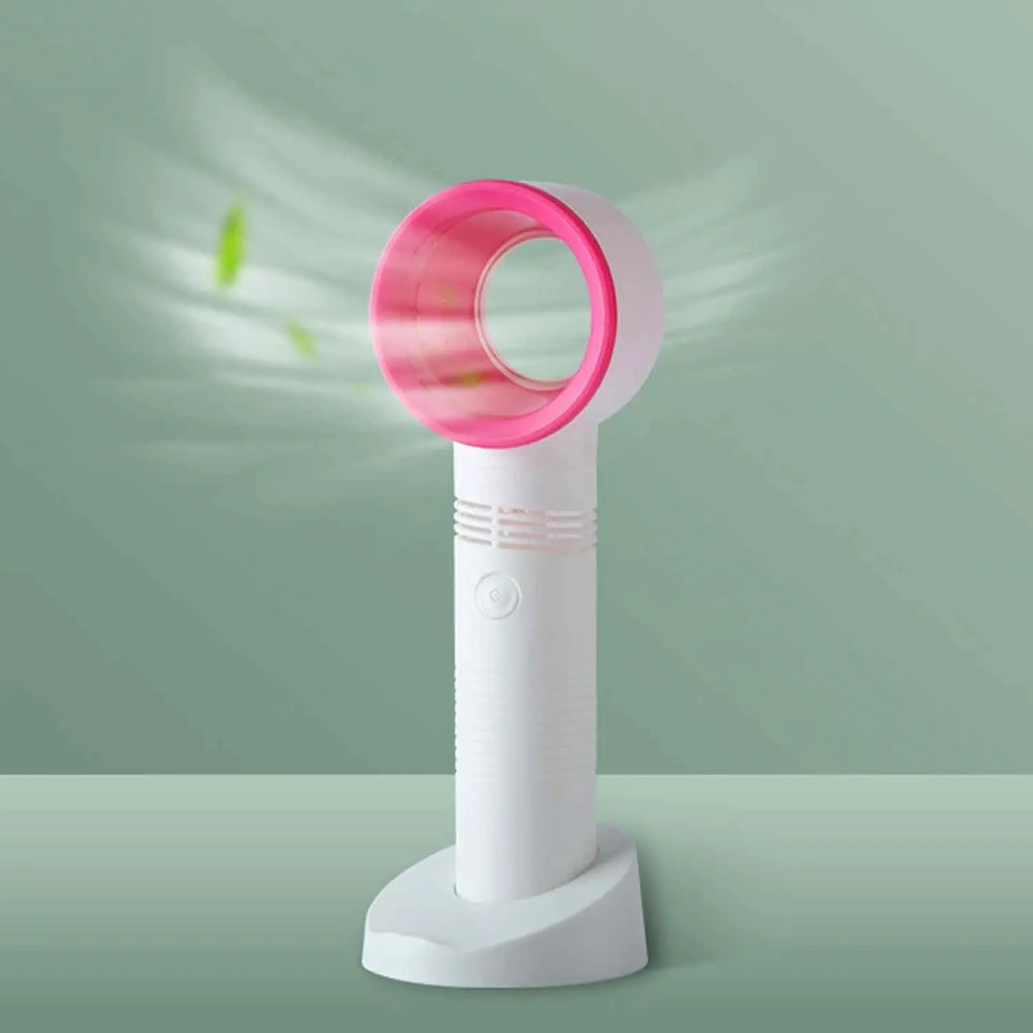 Ventilador de mano blanco con aro rosa, sin aspas, expulsa aire con hojas verdes de fondo.