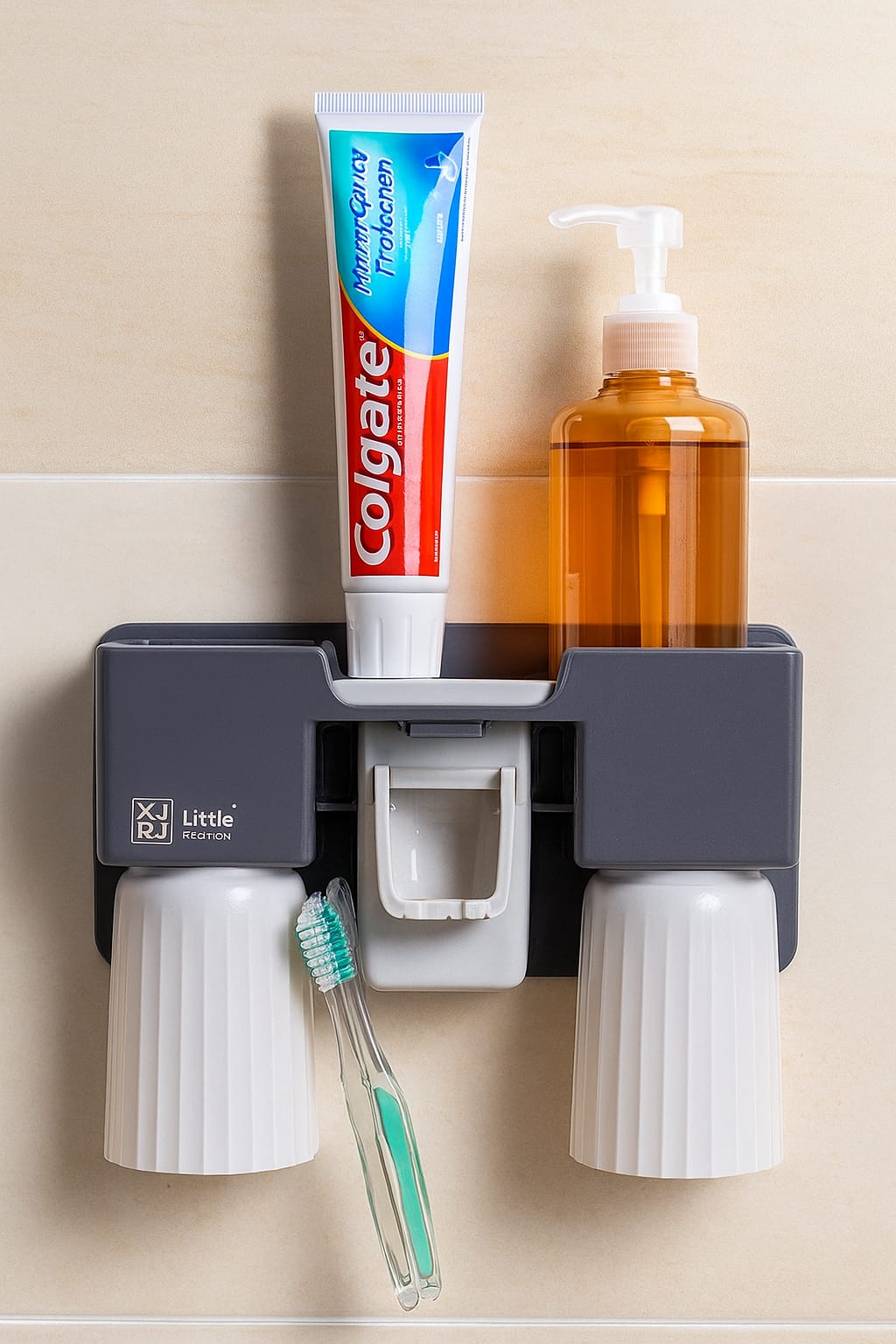 Organizador de baño gris con dispensador de jabón, pasta de dientes Colgate y cepillos dentales en vasos blancos.