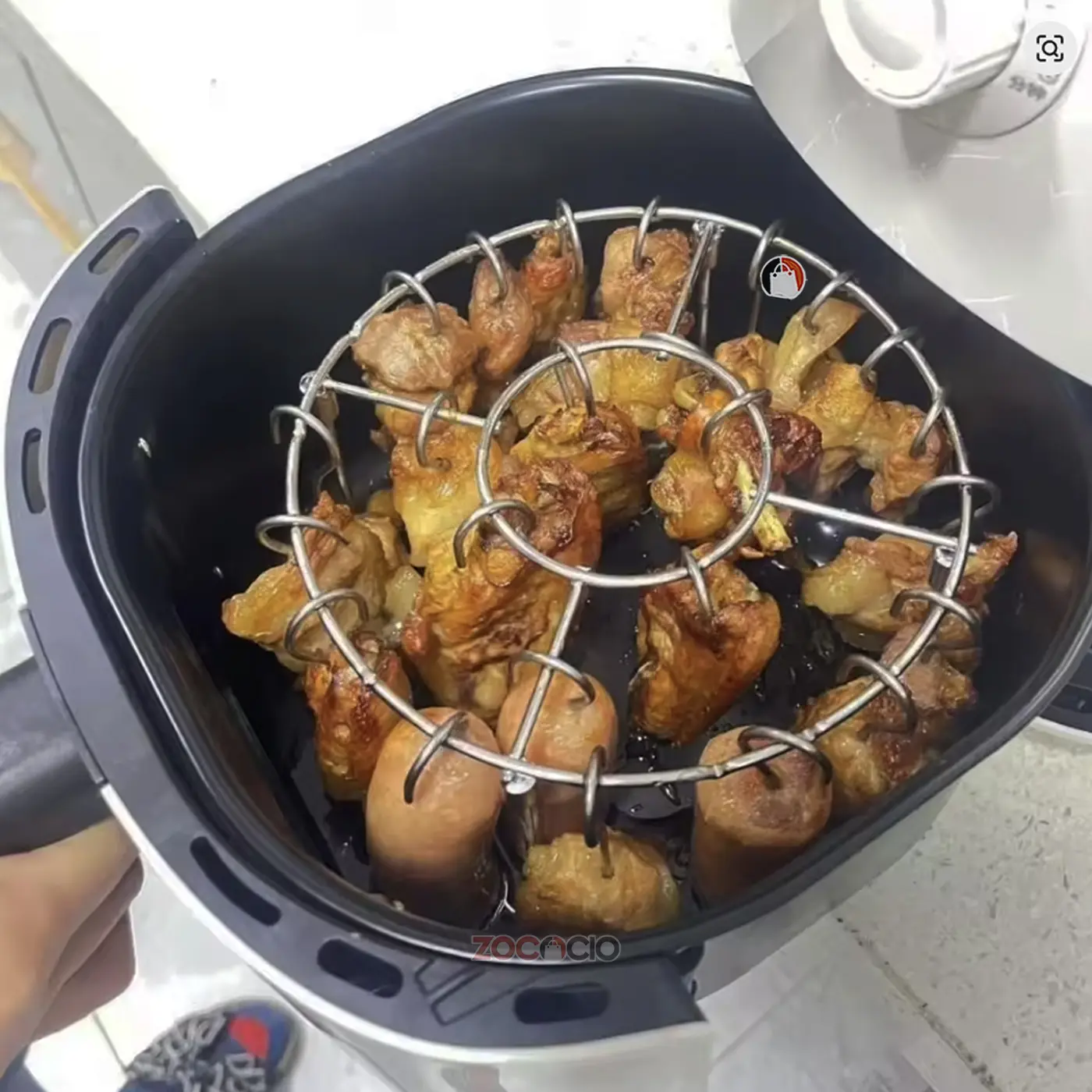 Set x2 parrillas redondas para airfryer con brochetas de carne y salchichas doradas.