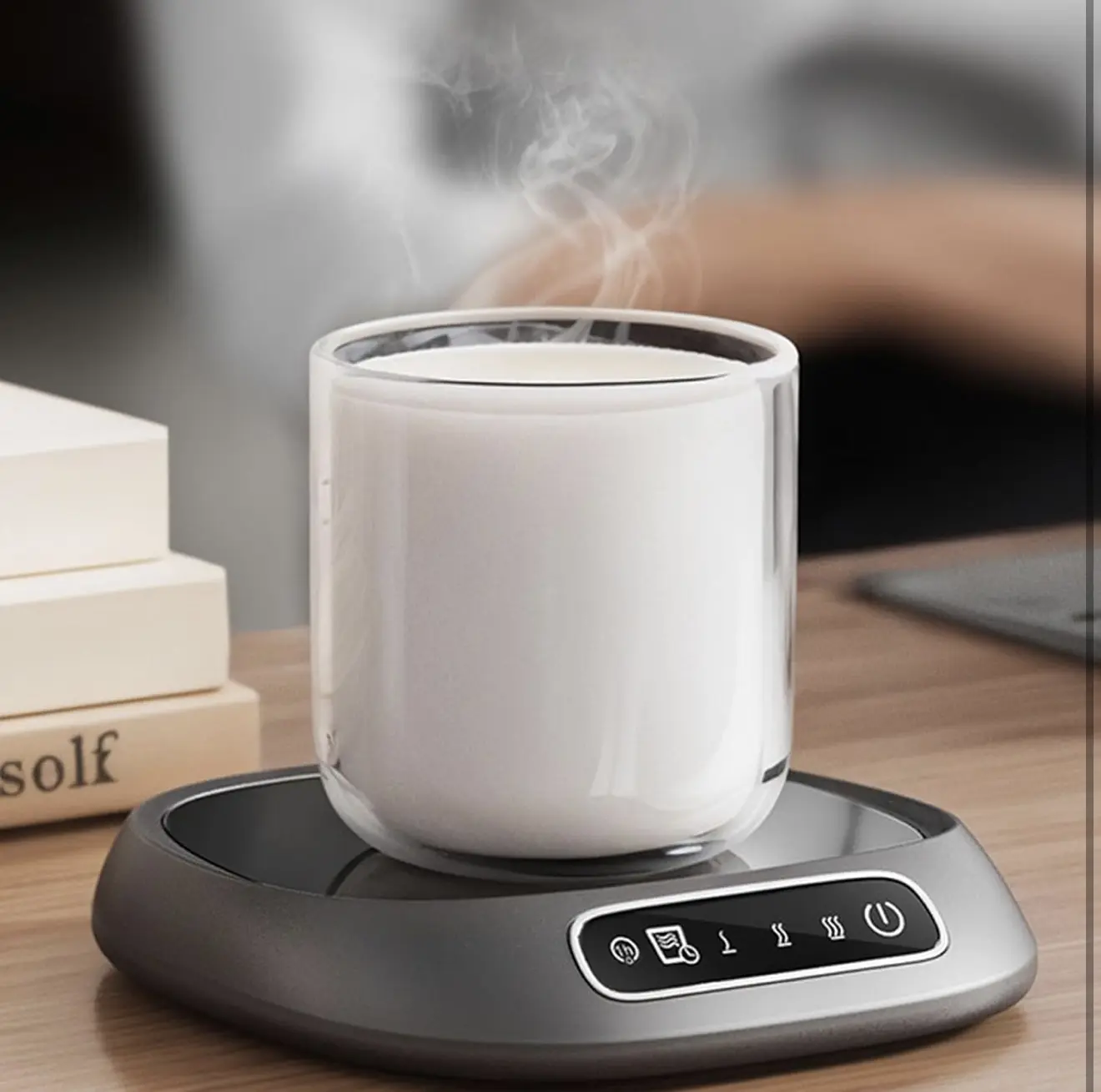 Calentador de tazas USB digital gris con vaso de vidrio doble pared lleno de leche caliente y vapor.