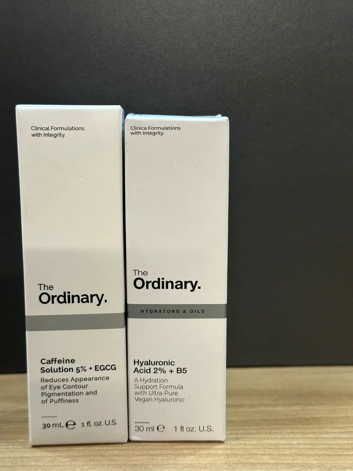 Dos cajas de The Ordinary: Caffeine Solution 5% + EGCG y Hyaluronic Acid 2% + B5, ambas de 30 ml.