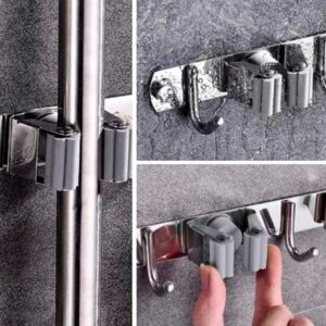 Soporte organizador acero inoxidable para escobas y trapeadores, mostrando mecanismo de agarre y ganchos.