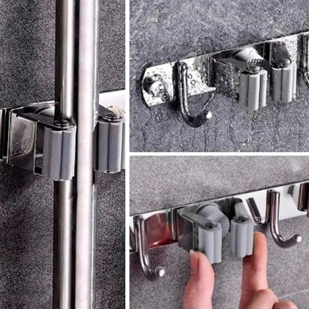 Soporte organizador acero inoxidable para escobas y trapeadores, mostrando mecanismo de agarre y ganchos.