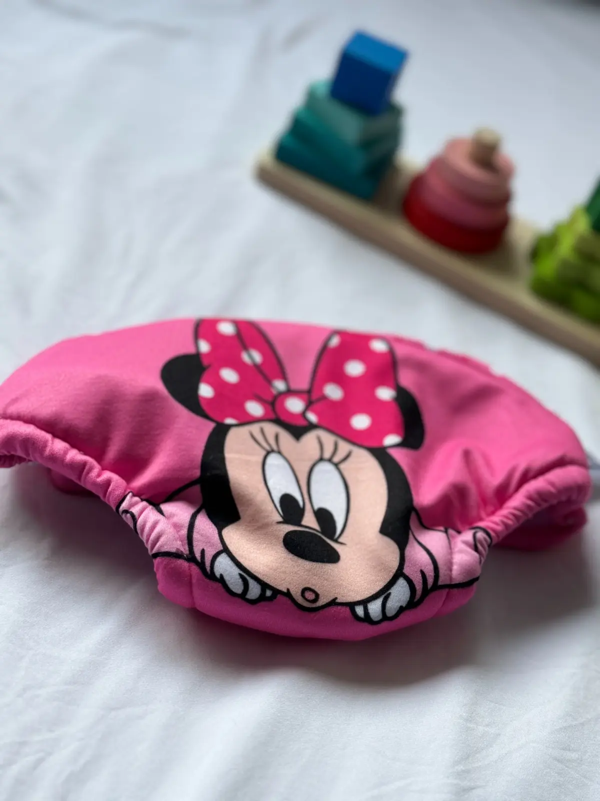 Panty entrenador para niños rosa con estampado de Minnie Mouse, ideal para fomentar independencia y proteger la ropa.