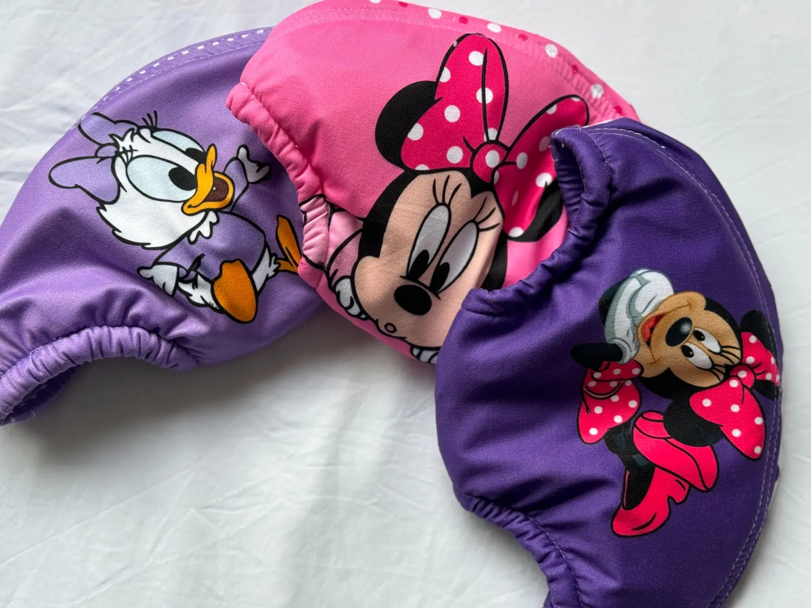 Pantis entrenadores para niños con Daisy y Minnie Mouse, morados y rosado.
