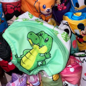 Panty entrenador para niños con diseño de cocodrilo verde y personajes de Disney.