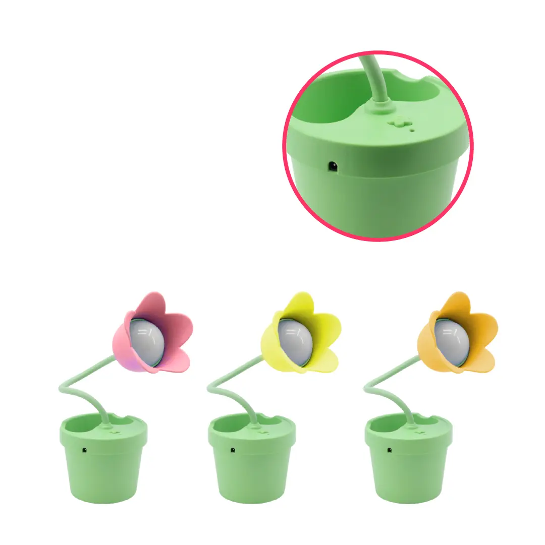 Tres lámparas de escritorio LED con forma de flor en maceta verde, con pétalos rosados, amarillos y naranjas, incluyendo un detalle de su puerto de carga.