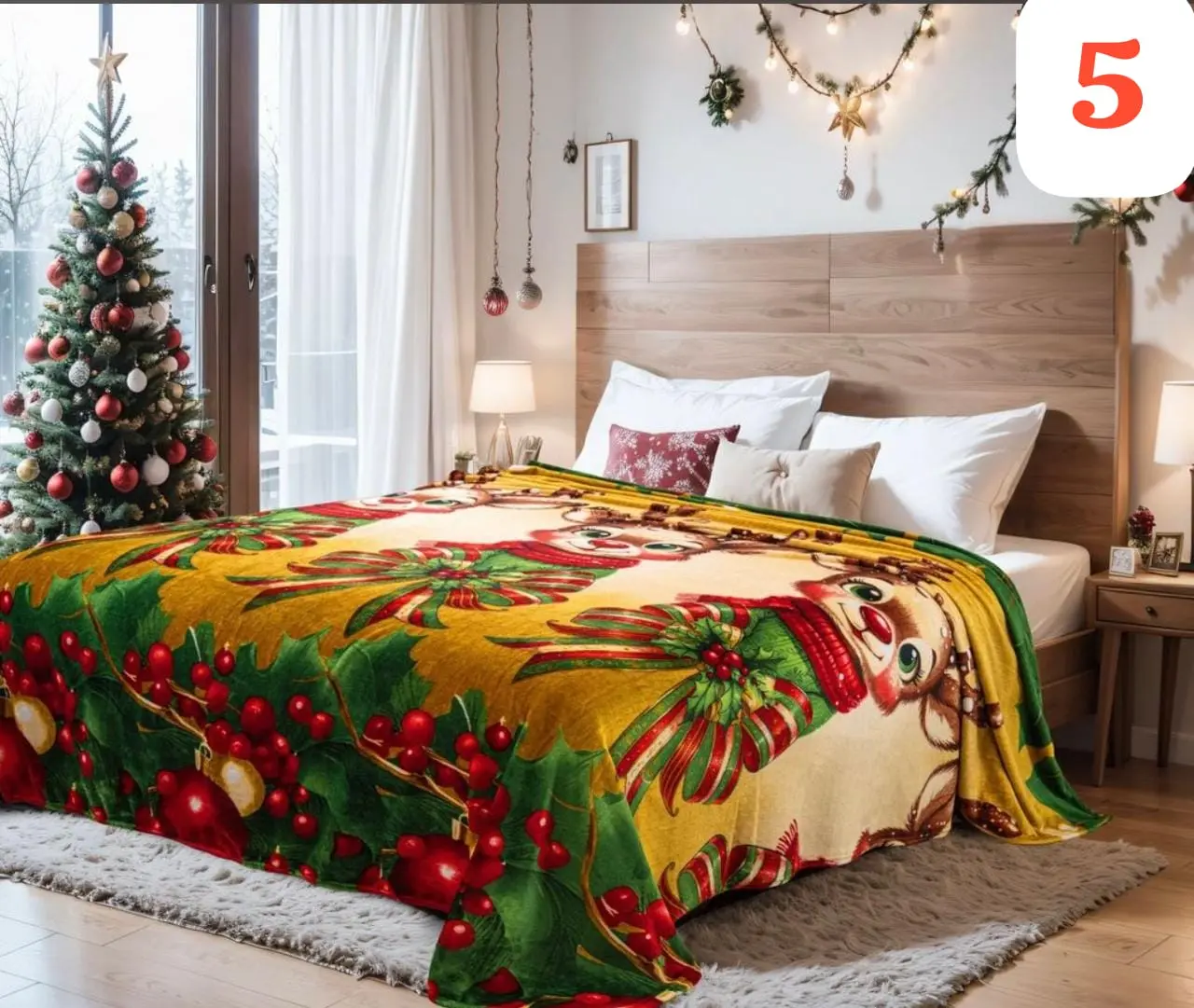 Cobija navideña decorativa con renos, hojas de acebo y frutos rojos sobre fondo amarillo.