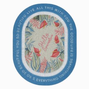 Tapete ovalado azul con flores tropicales y texto "Hello Summer", ideal para recibidor.
