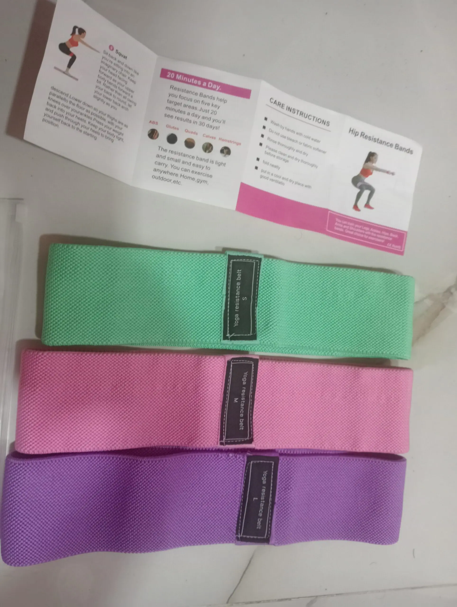 Bandas de resistencia para yoga en tela de tres colores: verde menta, rosa y morado, con tallas S, M y L.