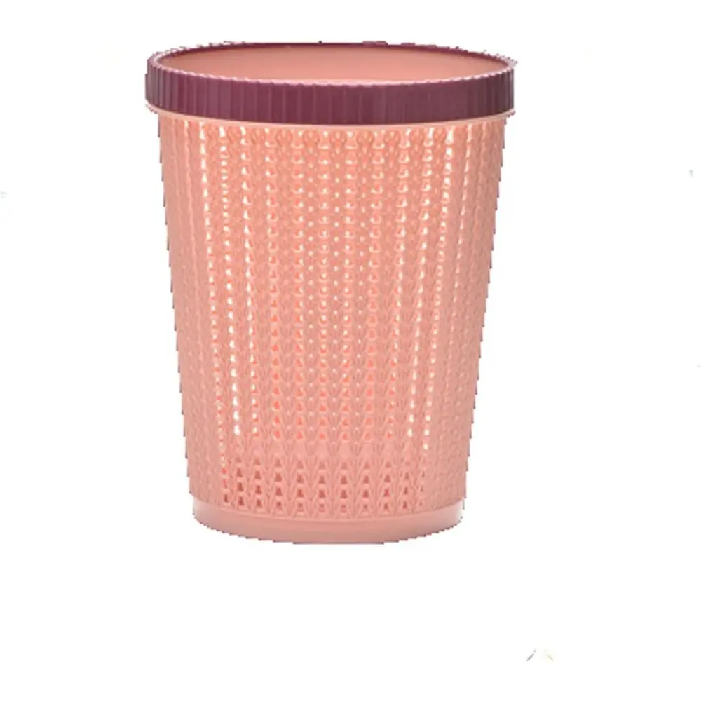 Papelera plástica rosada con textura tejida y borde morado, ideal para desechos.