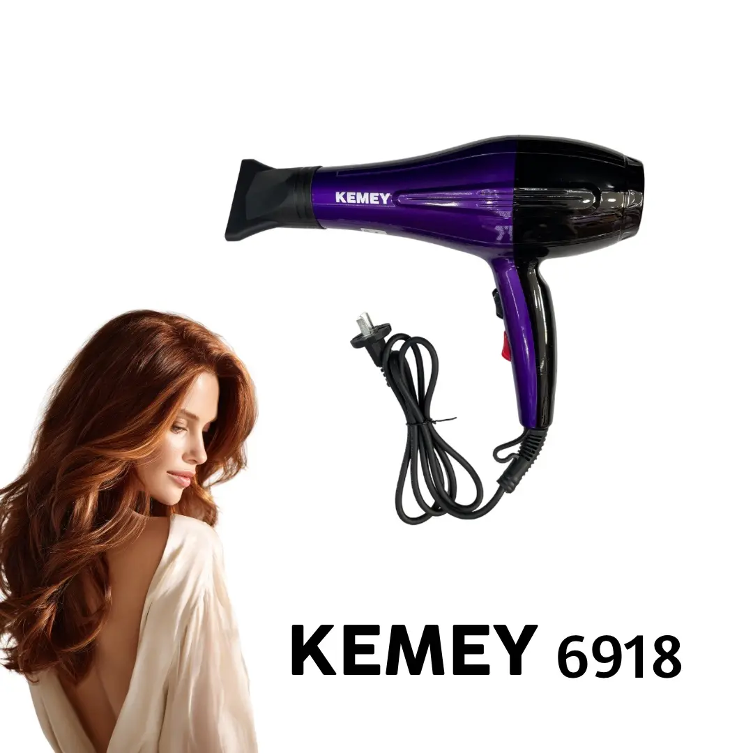 Secador Kemey 6918 morado y negro, con cable y enchufe, al lado de mujer con cabello largo rojizo.