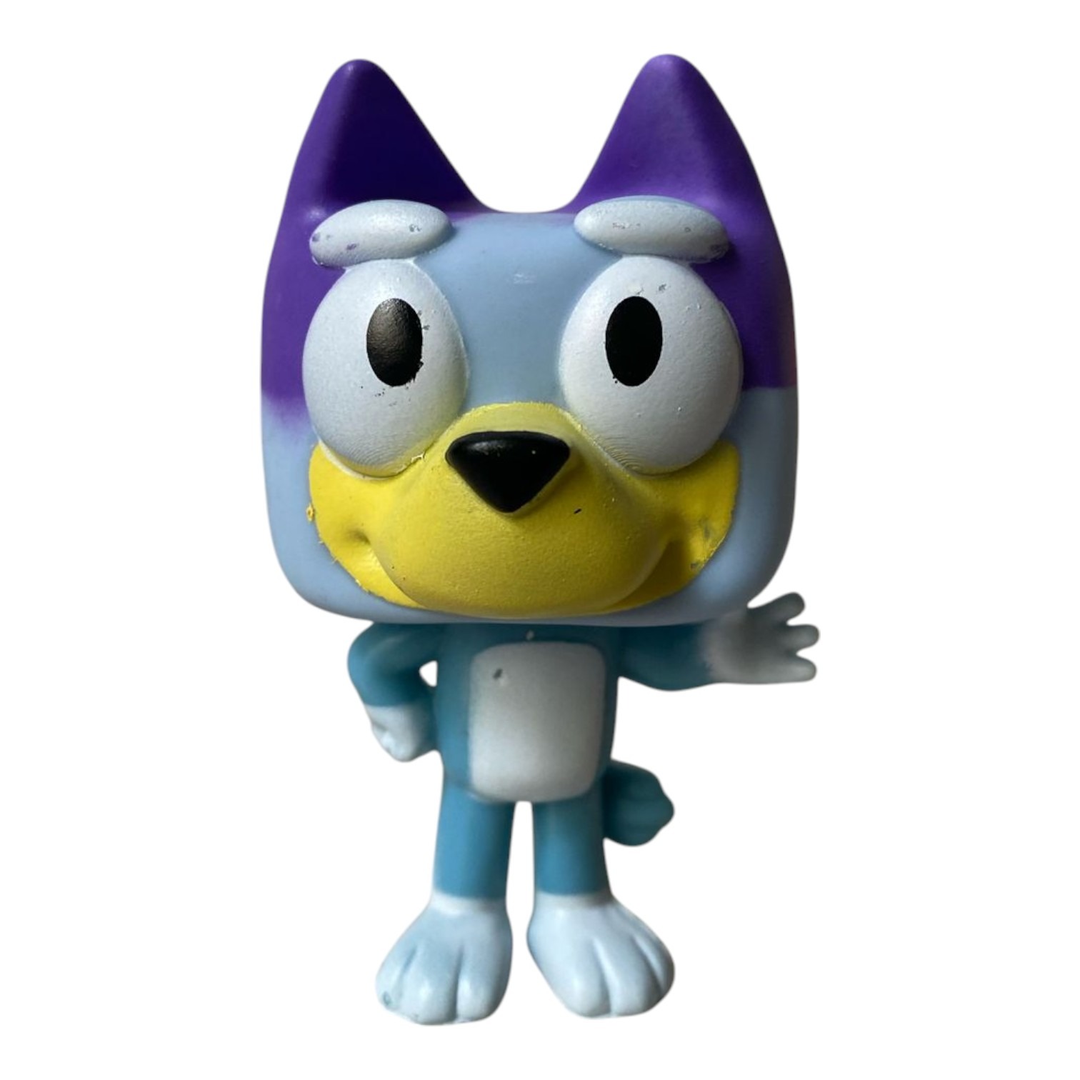 Figura decorativa Bluey, azul y morada, con detalles amarillos y blancos, estilo Funko Pop.