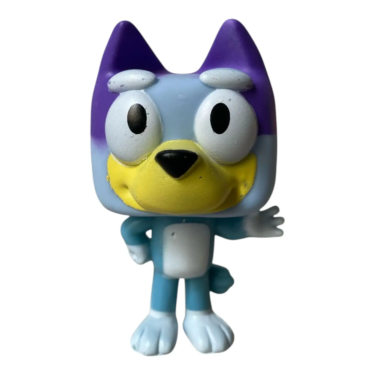 Figura decorativa Bluey, azul y morada, con detalles amarillos y blancos, estilo Funko Pop.