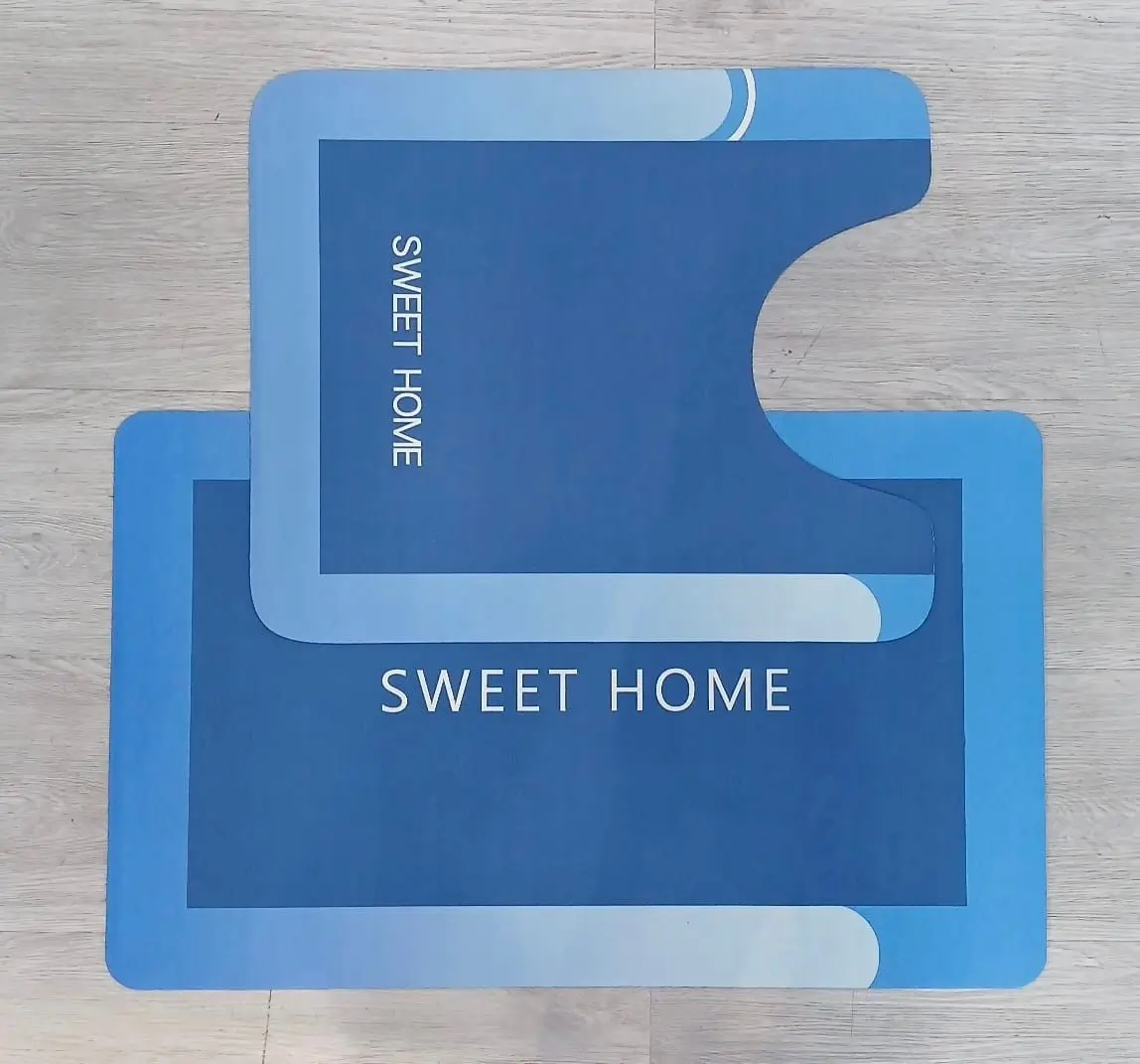 Tapete Duo Absorbente azul con diseño moderno y frase "Sweet Home". Ideal para baño.