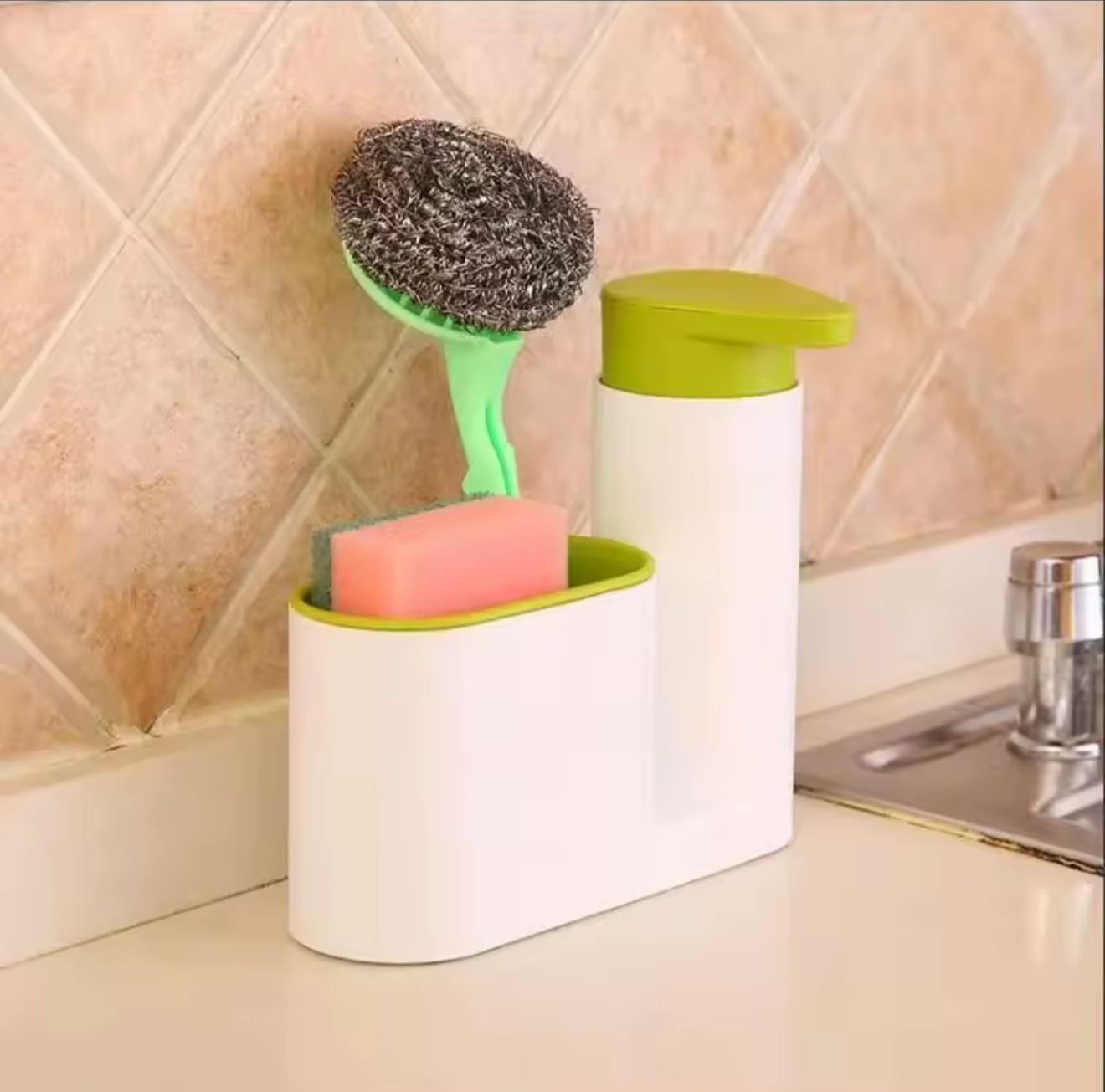 Set dispensador de jabón blanco con verde, esponja rosa y estropajo metálico.