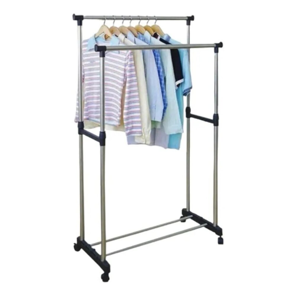 Tendedero plegable de piso de dos niveles con ropa colgada, estructura de metal plateado y ruedas.